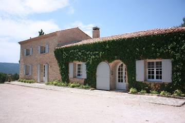 Gîte pour 10 personnes, avec jardin à Blauvac