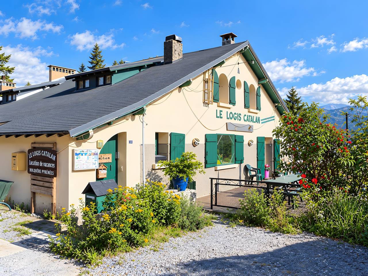 Gîte au dernier étage : vue montagne, terrasse partagée et Wi-Fi in Font-Romeu-Odeillo-Via, Parc naturel régional des Pyrénées catalanes