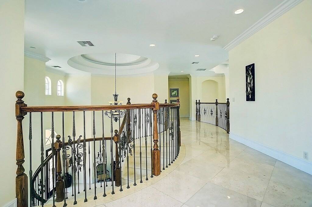 Stunning Beach House-Steps to Beach. Walk to restaurants…Special March 21-26! in Lauderdale Beach, Fort Lauderdale