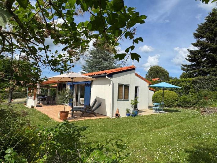 Location de vacances pour 6 personnes, avec terrasse et piscine ainsi que vue et bassin pour enfant à Écuras