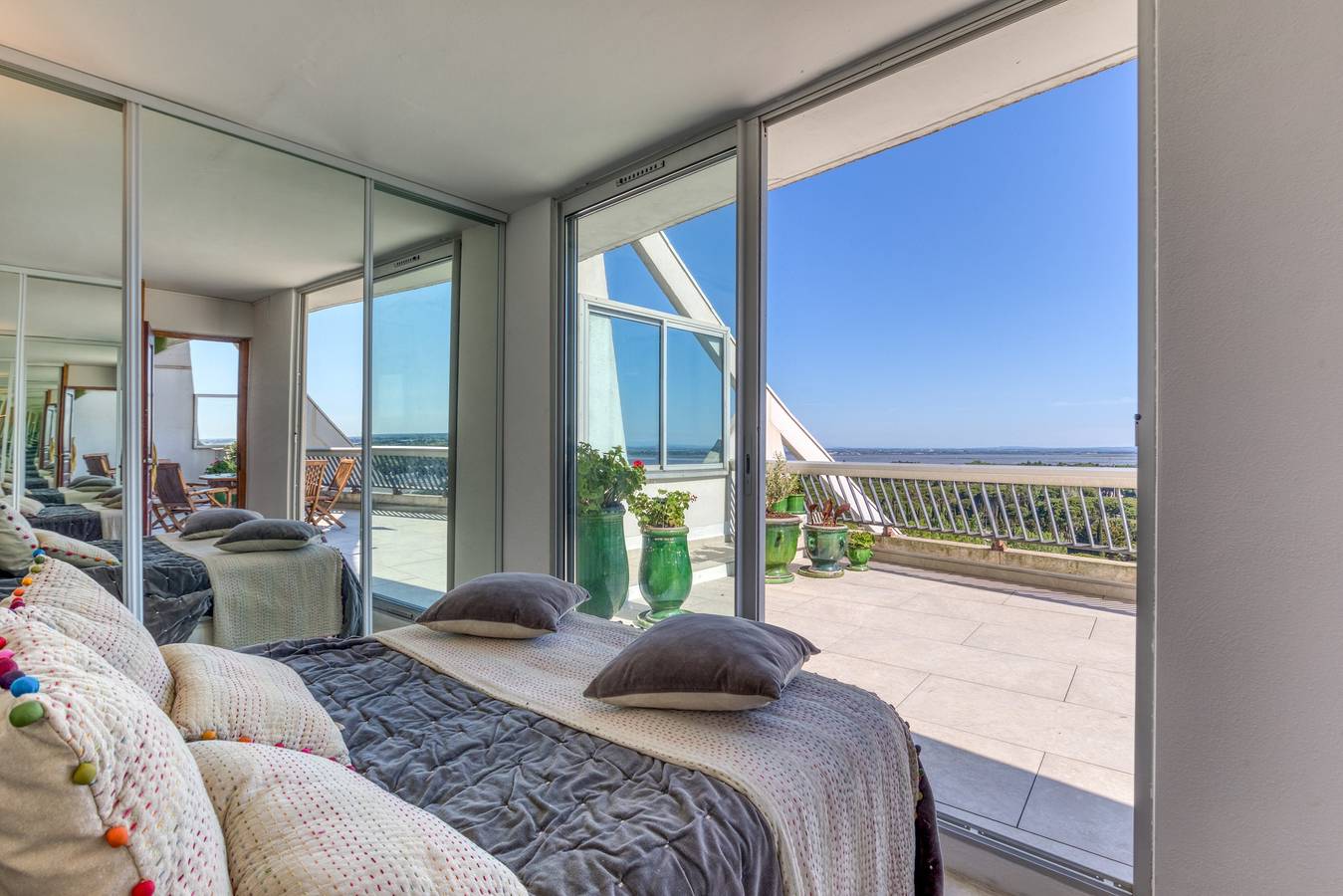 Entire apartment, Apartment “Le Panoramique at the Grande Pyramide”: Sea View, Private Terrace, Wi-Fi in La Grande-Motte, Côte d'Améthyste