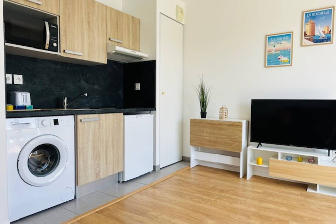 Entire studio, Bright studio with balcony and private parking in La Rochelle, La Rochelle region
