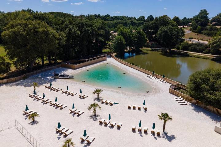 Parc de vacances pour 6 personnes, avec Terrasse et Jardin ainsi que Piscine et Vue en Vendée