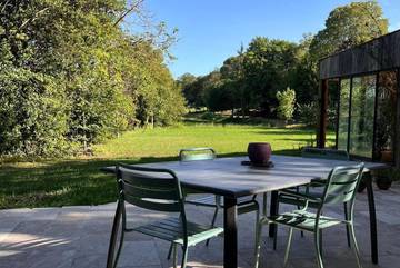 Gîte pour 4 personnes, avec terrasse ainsi que jardin et jacuzzi à Grans