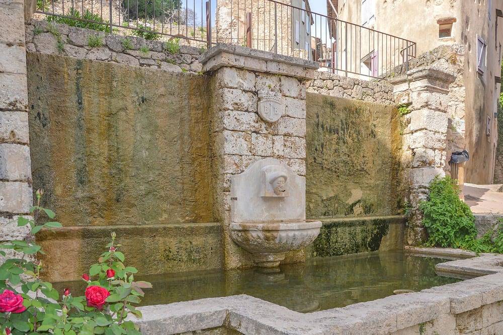 Entire apartment, Nice apartment in Barjols with Wifi in Barjols, Brignoles region