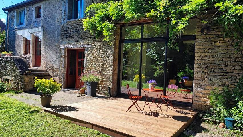 Gîte pour 2 personnes, avec Terrasse et Jardin ainsi que Piscine et Vue dans Aubigny-la-Ronce