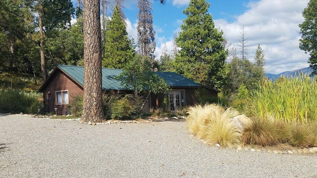 1940er Häuschen mit heutigen Annehmlichkeiten aktualisiert in Bass Lake