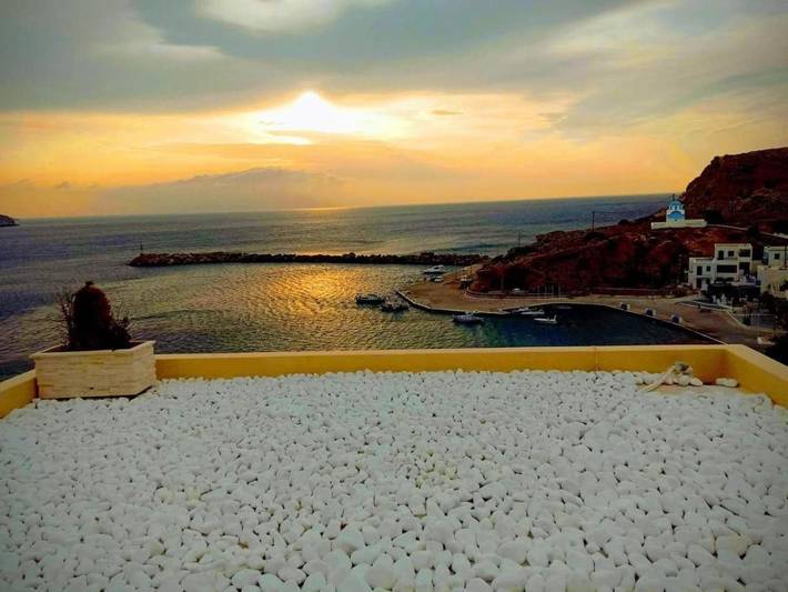 Vakantiehuis voor 4 personen, with Balkon and Whirlpool as well as Terras and Tuin op Karpathos