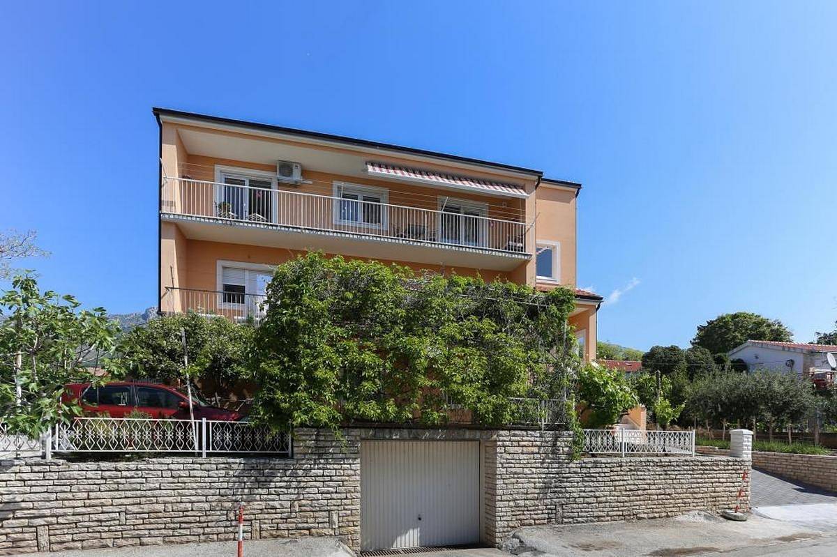 Ganze Wohnung, 3-Zimmer-Ferienwohnung mit Balkon und Meerblick Kastel Gomilica, Kastela A-20245-a in Kastel Gomilica, Kaštela