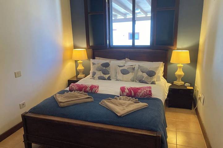 Relaxing Villa Vista a la Montana, Heated  Private Pool short walk from seafront in Playa Blanca, Yaiza