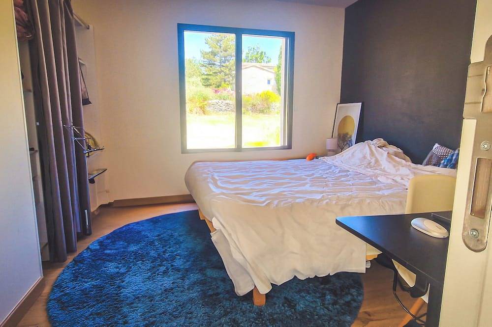 Villa de Pierrefeu, lavender and old stones in the heart of the Luberon in Reillanne, Regionaler Naturpark Luberon