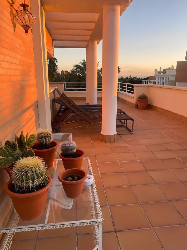 Apartamento entero, Apartamento 'Duplex En Estepona' con piscina compartida, wifi y aire acondicionado in La Resina, Estepona