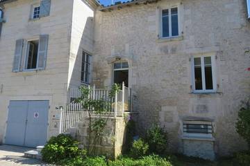 Gîte pour 6 personnes, avec jacuzzi et jardin à Bourg-Charente
