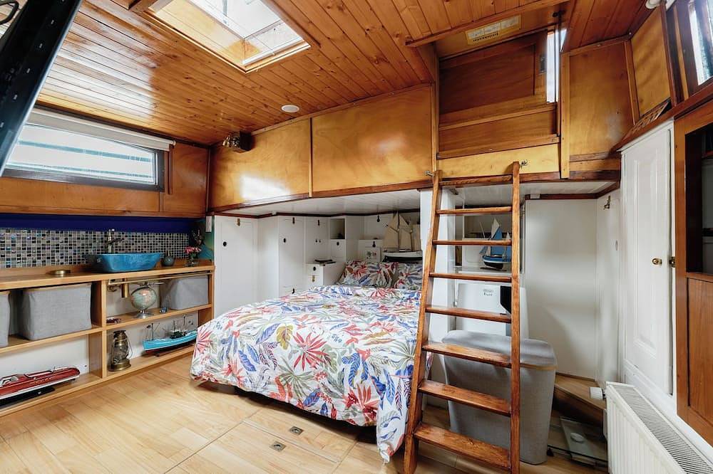 Bateau Péniche de Standing 70 Metres Carrés Plus Terrasse Collée à Paris in Asnières-sur-Seine, Hauts-de-Seine