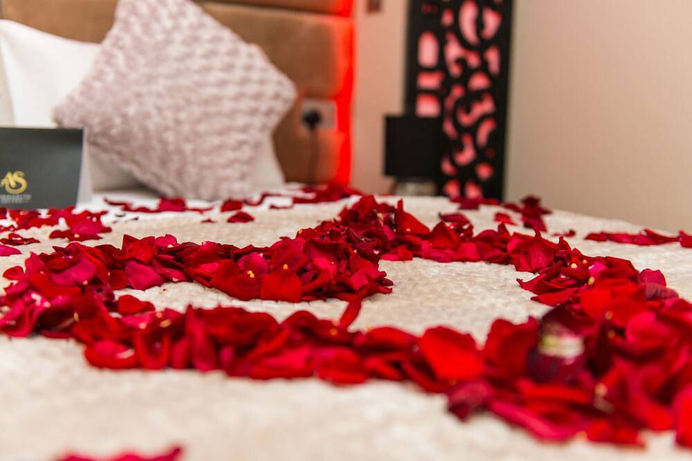 Entire apartment, Aphrodite Suites Grand Spa Suite Jet Spa Apartment in Huddersfield, West Yorkshire