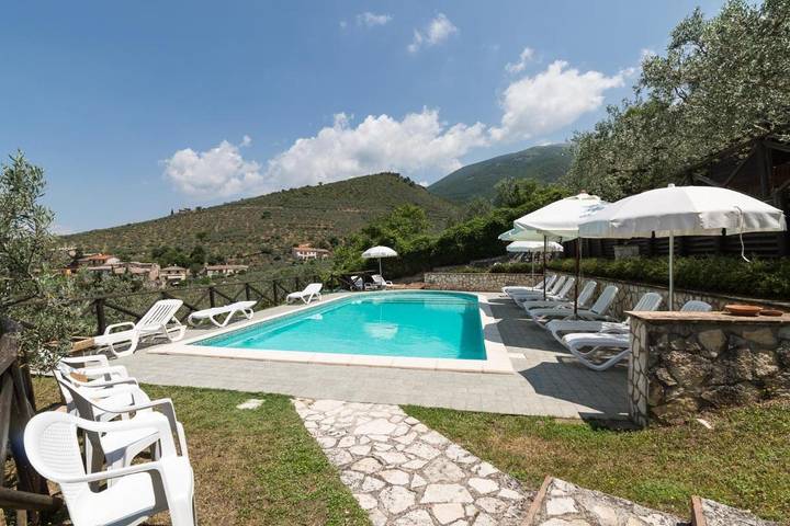 Appartamento per 8 persone, con terrazza e panorama nonché piscina, con animali domestici in Trevi