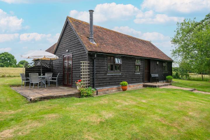 Glamping for 2 people, with garden in South East England