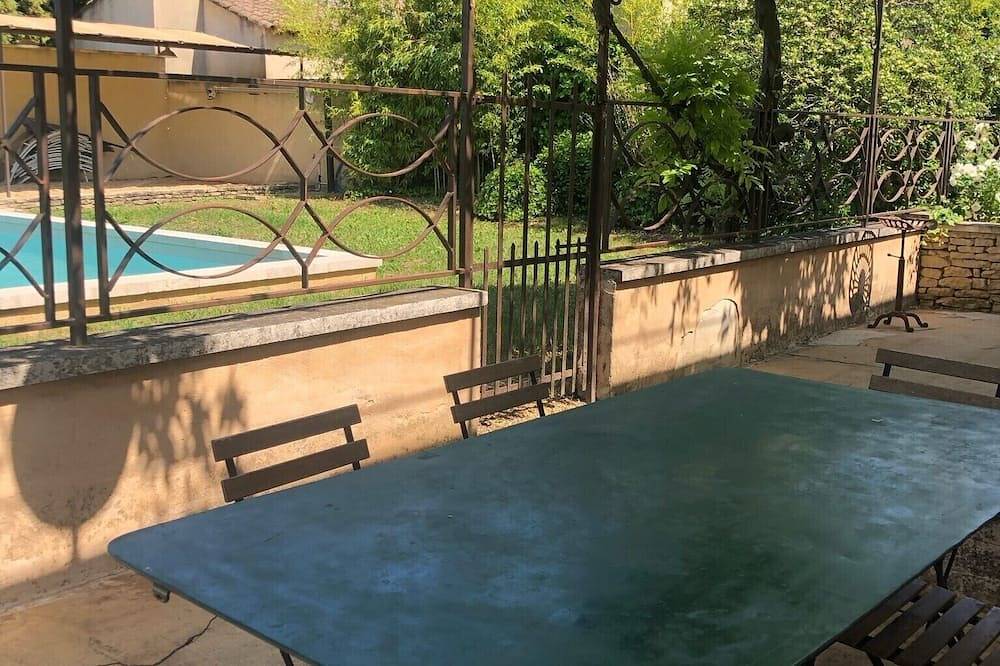 Beautiful renovated house, brazier pool, facing the luberon ideal for family and friends in Maubec, Parque natural regional del Luberon