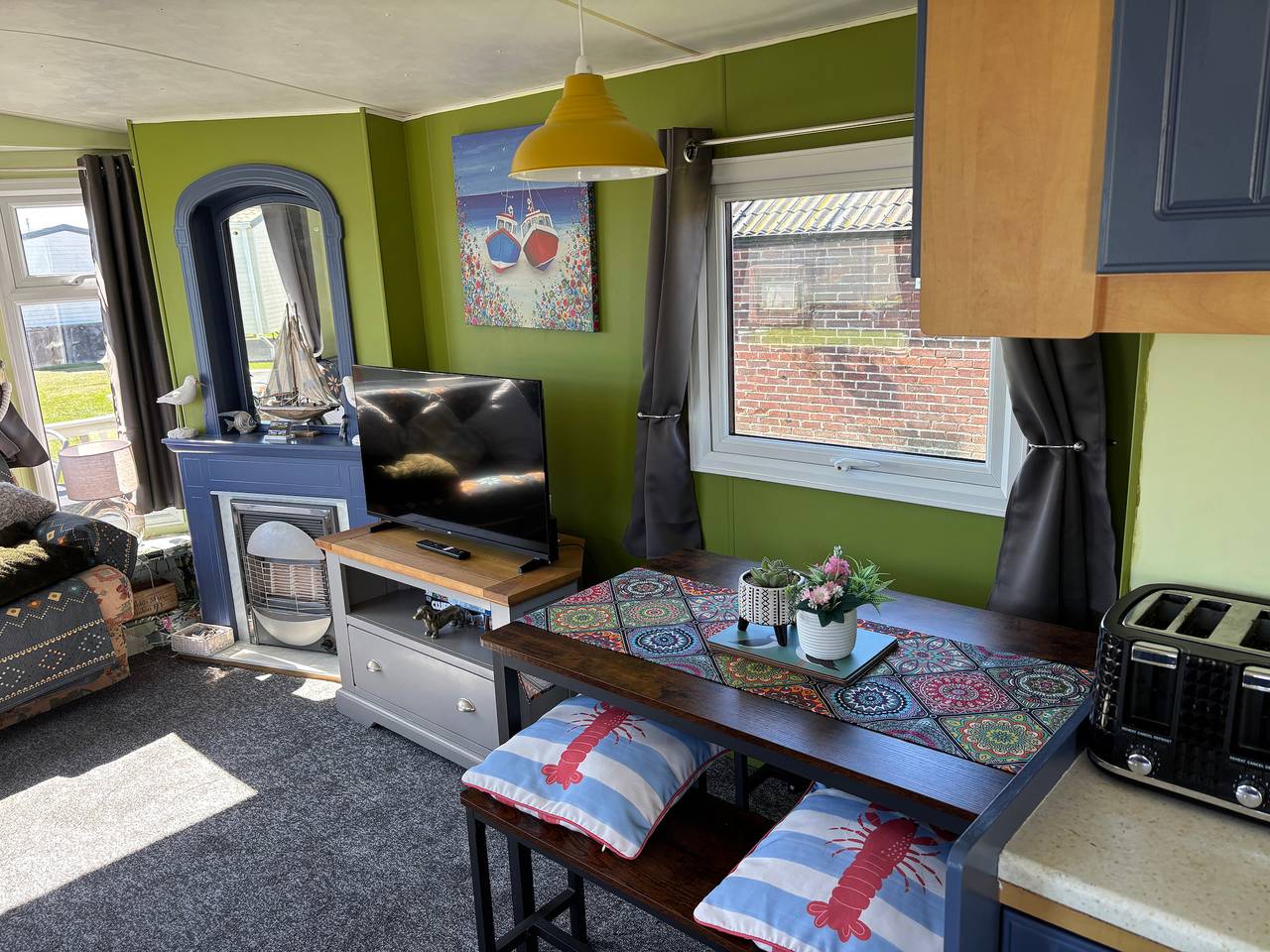 3 Bed Caravan - Sleeps 8 - Pets - Parking - Wifi in Ingoldmells, Lincolnshire