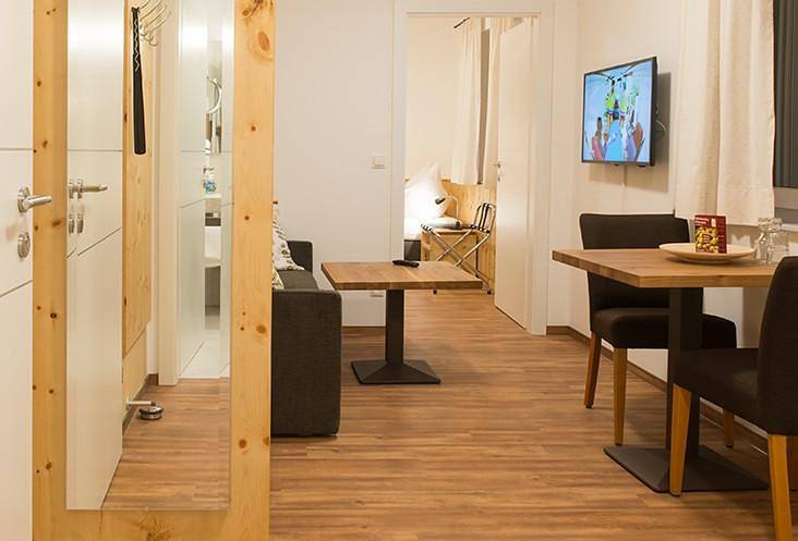 Ganze Ferienwohnung, Wirtshausbrennerei Krenn - Einzelzimmer Obst ausgestattet mit Naturholzmöbeln in Yspertal, Waldviertel