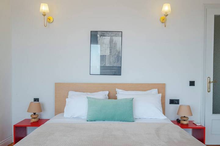 Ganze Wohnung, 5Br Bosphorus View with Balcony - Elevator - Central Location - 2 Bathrooms in Beyoğlu, Istanbul
