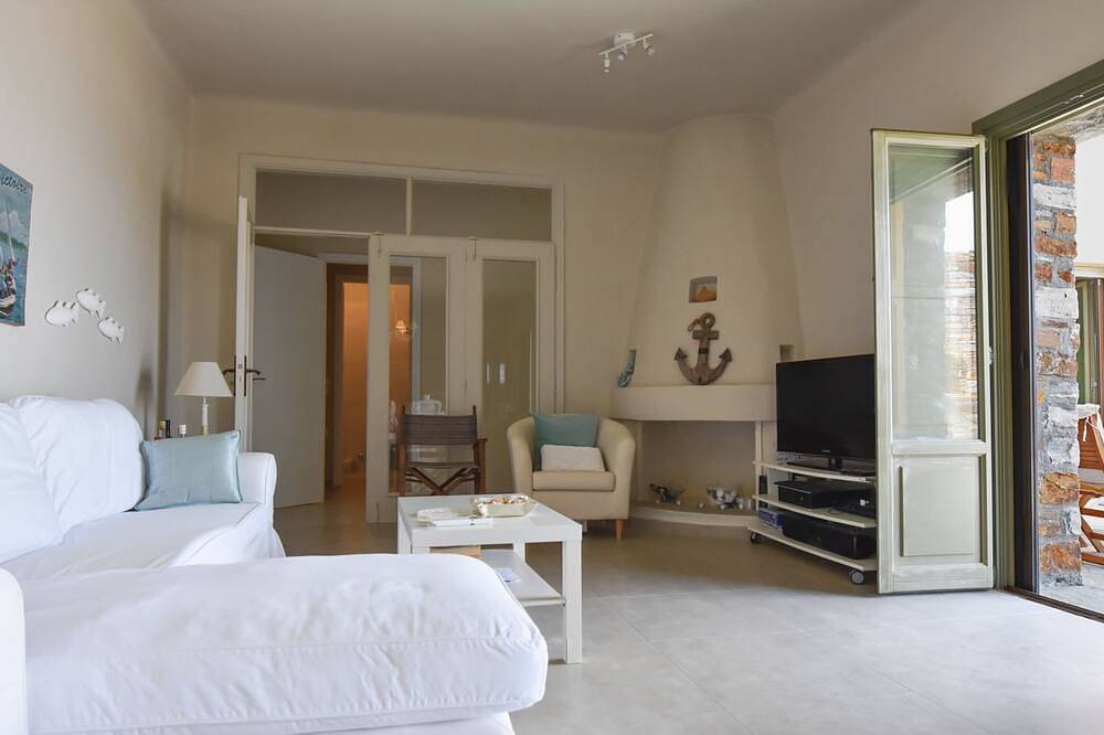 Villa Lena:Beachfront Villa 70 m to sandy isolated Beaches C/spa outdoor jacuzzi in Kea