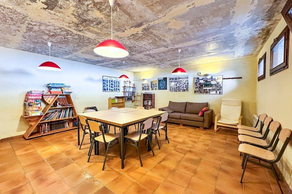 Entire apartment, El Refugio de Enveitg in Enveitg, Prades region