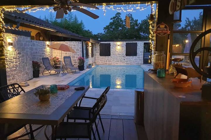 Location de vacances pour 2 personnes, avec piscine, animaux acceptés à Montfermier