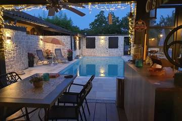 Gîte pour 2 personnes, avec piscine à Montfermier