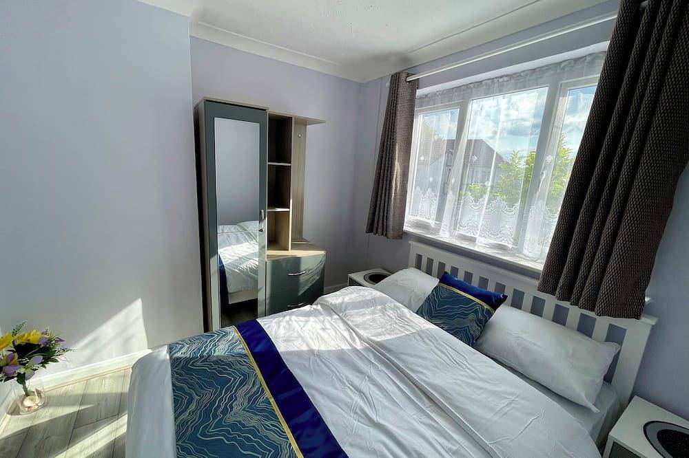 Semi Detached House in Aldershot in Rushmoor, Hampshire
