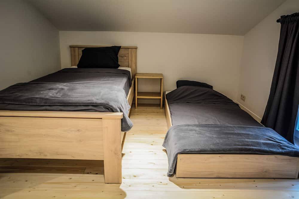 Boshuis Papilio is een rustig verblijf in een bos op wandelafstand van Ieper. in Ieper, West-Vlaanderen