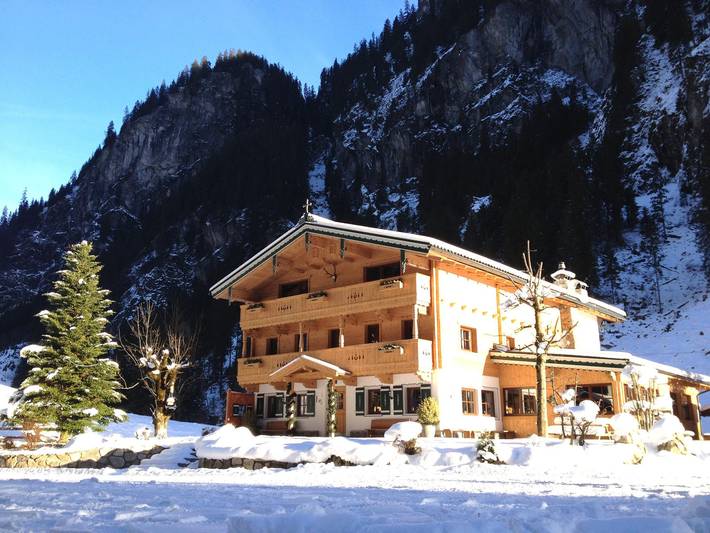 Ferienhaus für 35 Personen, mit Balkon und Terrasse sowie Garten im Zillertal