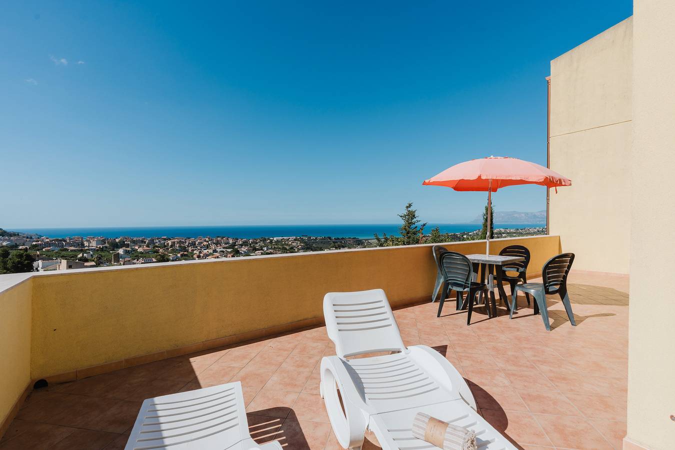 Appartamento intero, Appartamento 'Appartamento Superior Con Terrazza5' con piscina condivisa, Wi-Fi e aria condizionata in Castellammare del Golfo, Provincia di Trapani