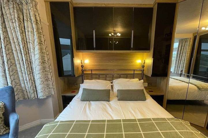 Panoramic Peak Views 3 Bed Log Fire Hill Walks in Glossop, Derbyshire