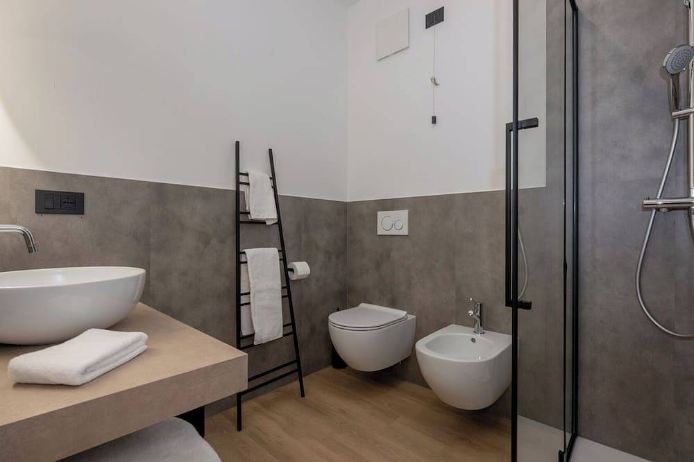 Camera tripla composta da letto matrimoniale e divano letto singolo in Trento, Dolomiti di Fiemme