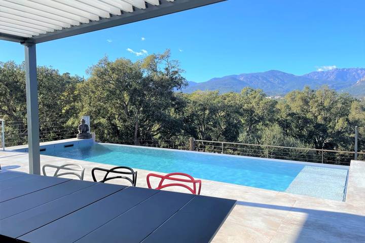 Location de vacances pour 8 personnes, avec piscine ainsi que terrasse et jardin, adapté aux familles dans Pinarellu - 2