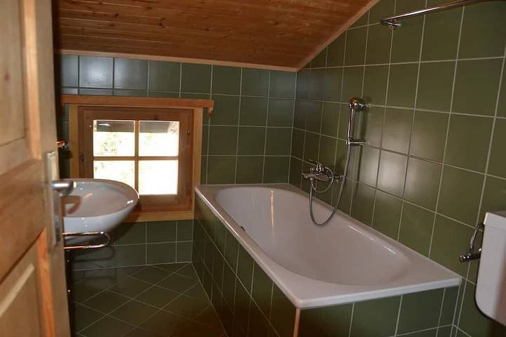 Ganze Wohnung, Aussen : Dachwohnung im 2. Stock eines Chalets, für 2-4 Personen, Zugang von der \"route du funiculai in Saint Luc, Anniviers