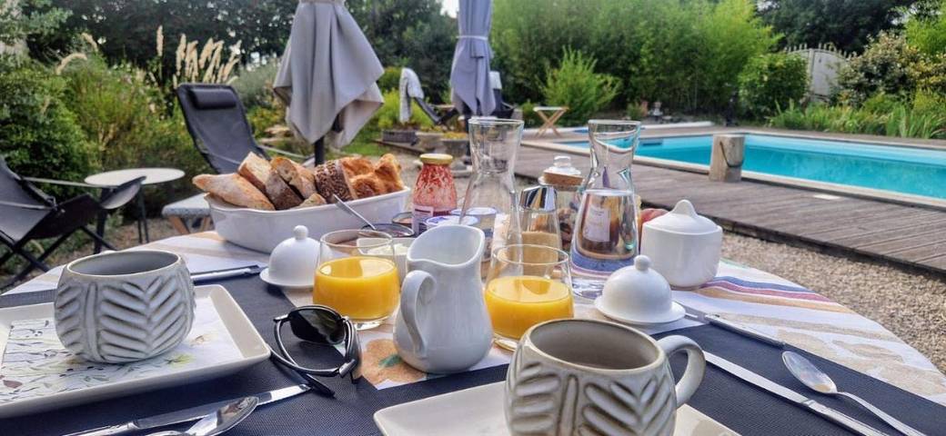 Gîte pour 2 personnes, avec vue ainsi que piscine et jardin à Esclauzels - 2