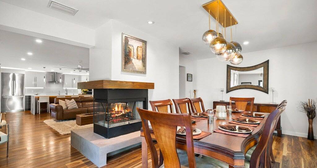 Luxe Executive Home Heated Pool, Outdoor Fireplace,Guesthouse!! in South Tampa, Tampa