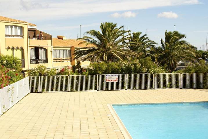 Gîte pour 2 personnes, avec terrasse et piscine ainsi que jardin et vue dans Plage du pont tournant - 3
