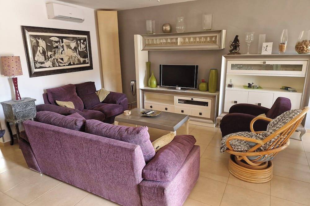 Apartamento entero, 2 bedroom, air conditioned beach apartment  with patio, sea and mountain view in Cartagena, Costa Cálida