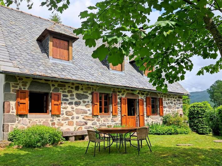 Location de vacances pour 6 personnes, avec vue et jardin à Saint-Projet-de-Salers