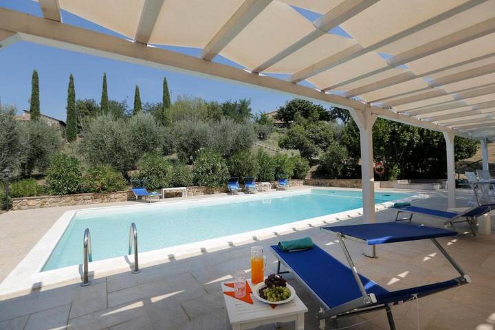 Casa vacanza per 8 persone, con Balcone e Terrazza nonché Giardino e Piscina a Cinigiano
