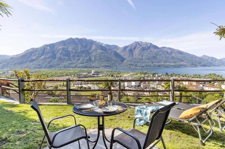 Ferienwohnung für 3 Personen, mit Terrasse und Pool sowie Garten in Gordola