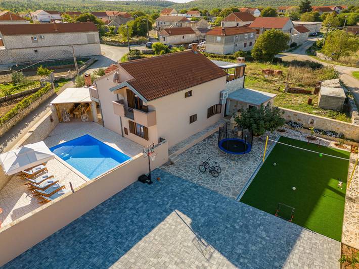 Ferienhaus für 10 Personen, mit Whirlpool und Garten