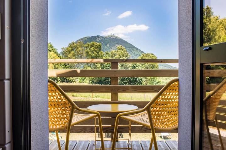 Hôtel pour 5 personnes, avec Terrasse ainsi que Jardin et Vue à Saint-Genès-Champanelle