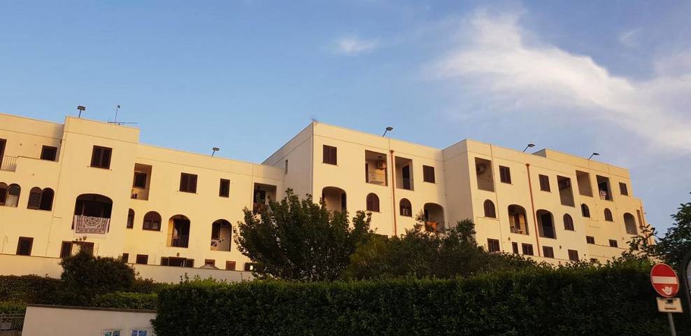 Apartahotel para 3 personas, con balcón además de vistas y jardín, Se admiten mascotas en Apulia