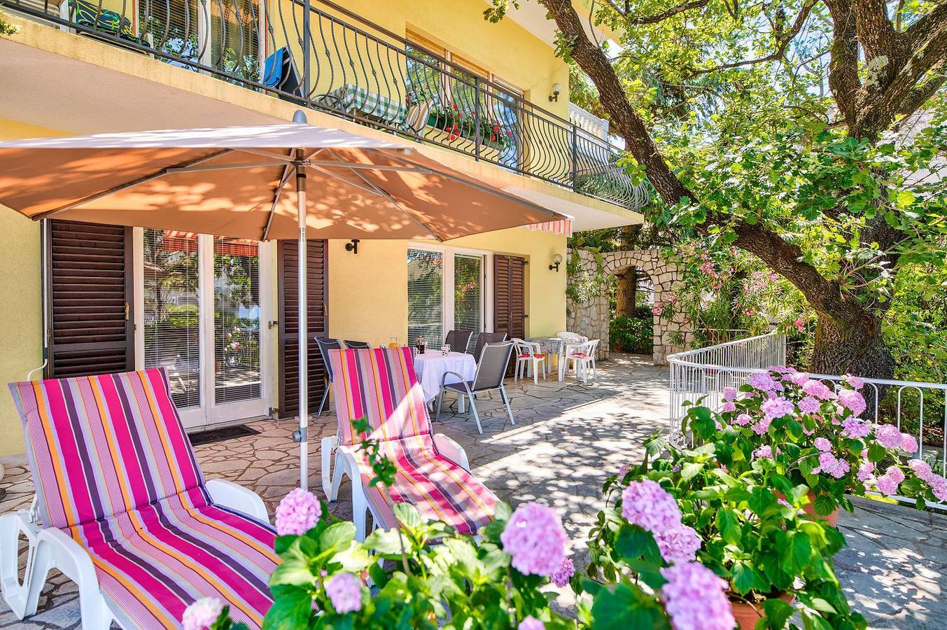 Appartement entier, Charmantes Apartment nur 200 Meter zum Strand mit Meerblick, Liegen, Grillbereich in Selce, Primorje-Gorski Kotar