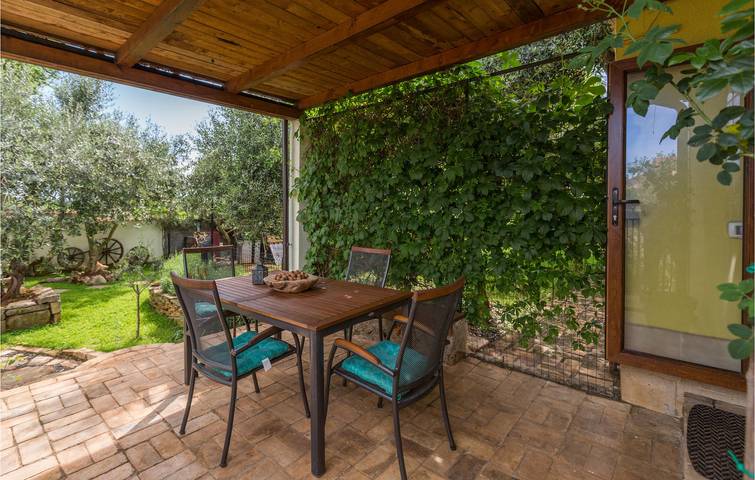 Ganze Ferienwohnung, Modernes Apartment mit Terrasse und Parkplatz, 2,5 km vom Stadtzentrum von Sisan entfernt in Sisan, Südküste Istrien