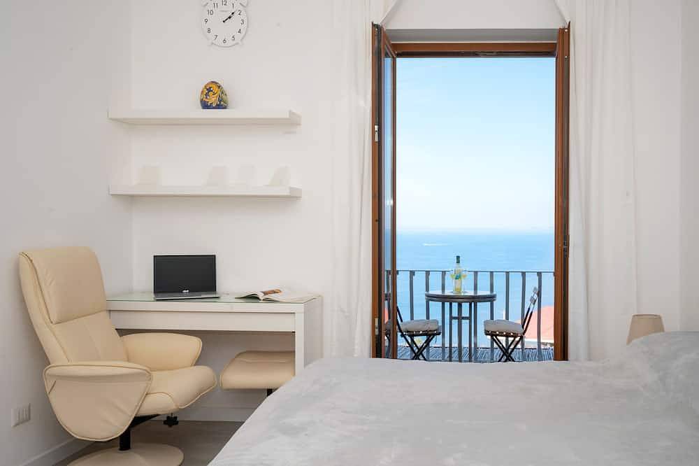 Ganze Wohnung, Newly refurbished spacious 2 bedroom apartment in Marciano with amazing sea view in Marciano, Neapel Provinz